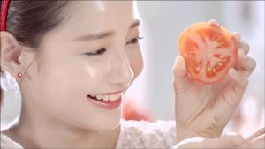 Đắp mặt nạ cà chua để da trắng hồng, mịn màng