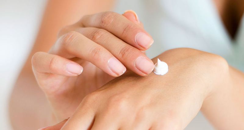 Dưỡng ẩm là một trong những cách làm trắng da tay