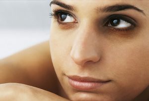 Mắt thâm quầng khiến chị em như già đi chục tuổi