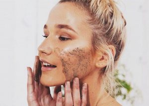 Tẩy tế bào chết là một trong những cách trị vết nám da không thể bỏ qua