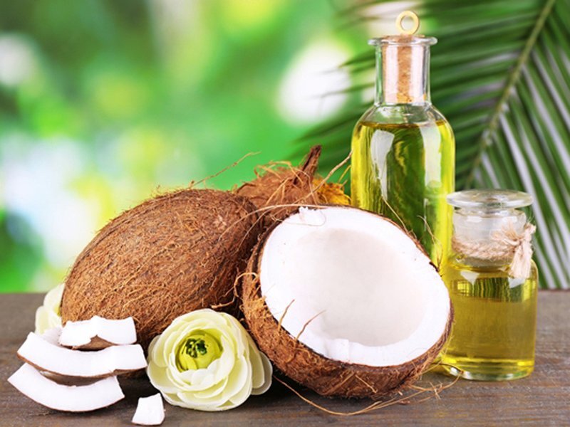 Dầu dừa là nguyên liệu dưỡng da rất hiệu quả lại dễ tìm