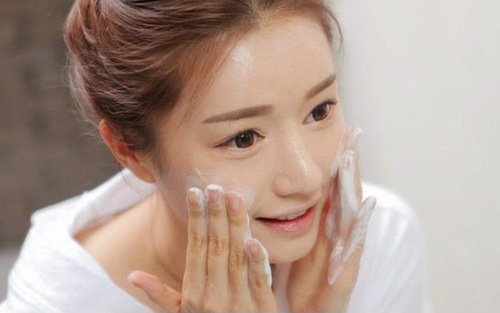 Làm sạch da mặt mỗi ngày 2 lần để da mặt ít bị ảnh hưởng khi mang thai
