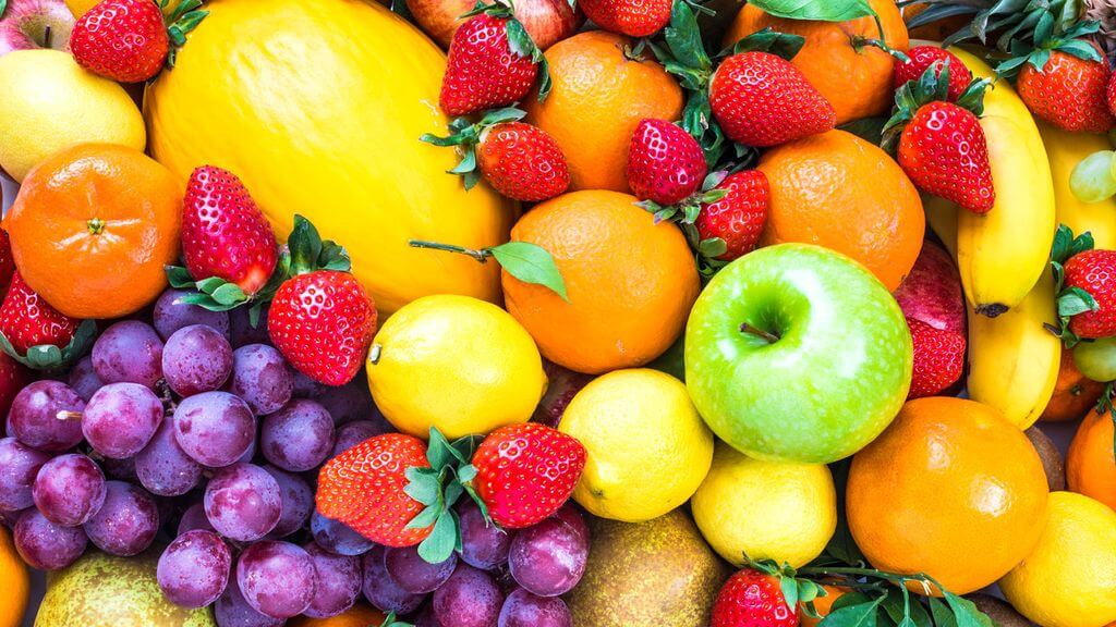 Trái cây chứa nhiều loại vitamin cần thiết để bồi bổ cho mẹ bỉm sữa sau sinh