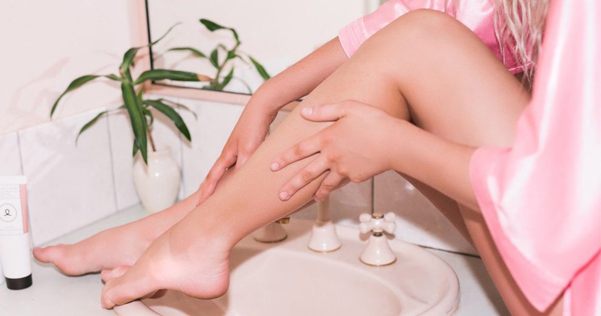 Thoa kem dưỡng thể để bảo vệ da khỏi bị khô ráp trong giai đoạn mang thai