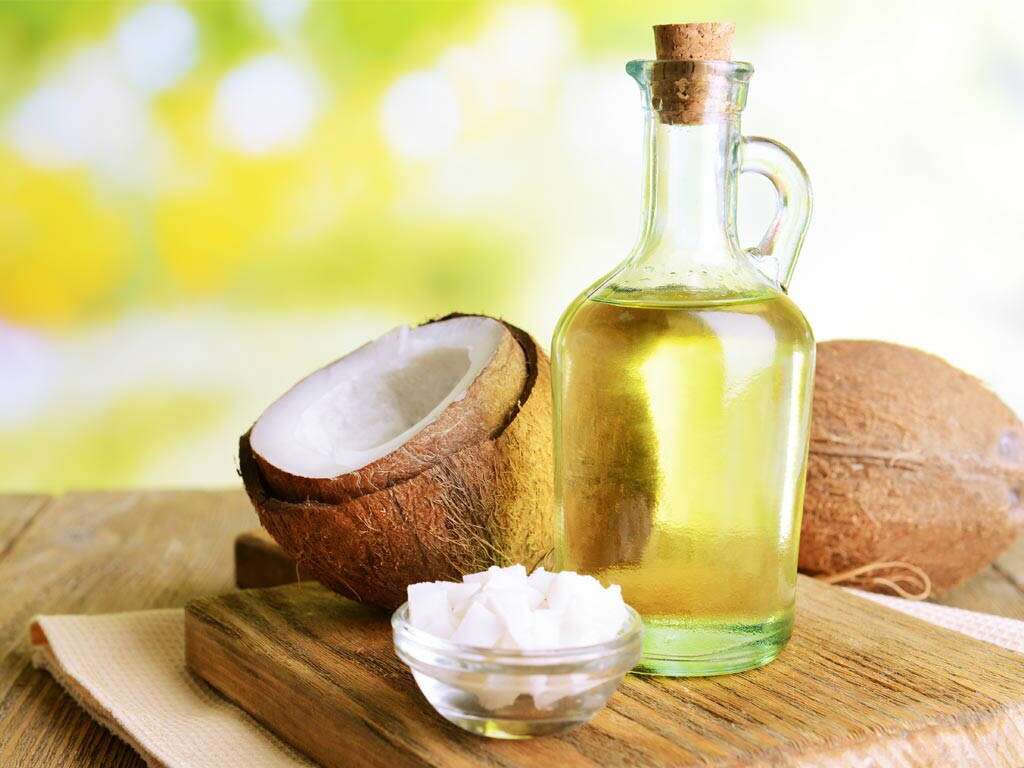 Dùng dầu dừa để massage nhẹ nhàng cho cơ thể để ngăn ngừa lão hóa da