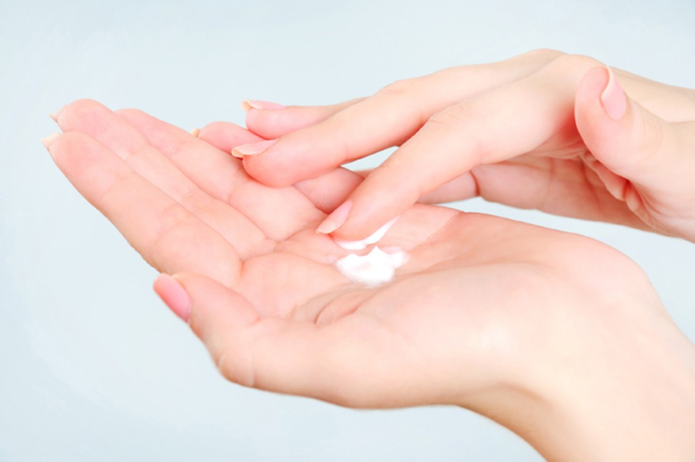 Kem dưỡng ẩm có công dụng cấp ẩm cho da, giảm tình trạng nứt nẻ da