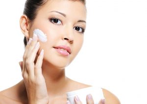 Da dầu cần sử dụng kem dưỡng phù hợp để ngăn ngừa mụn hình thành