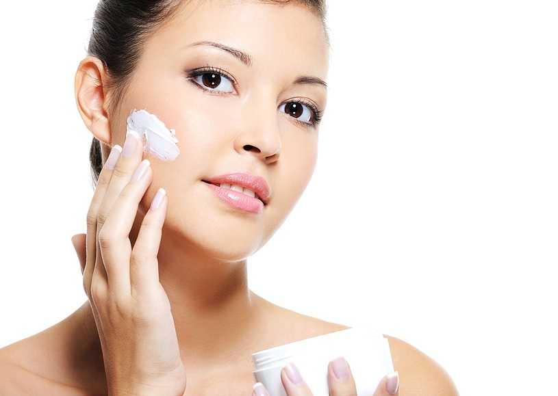 Da dầu cần sử dụng kem dưỡng phù hợp để ngăn ngừa mụn hình thành