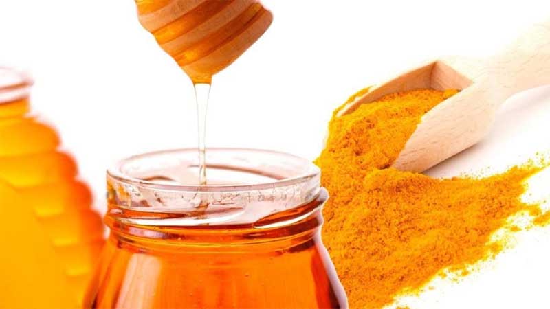 Mật ong và nghệ là trợ thủ đắc lực trong việc dưỡng trắng da