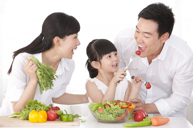 Ăn thật nhiều rau màu đậm kèm củ quả và trái cây để giảm mụn