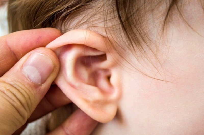 Mụn ở tai xuất hiện do nhiều nguyên nhân bên trong và bên ngoài khác nhau