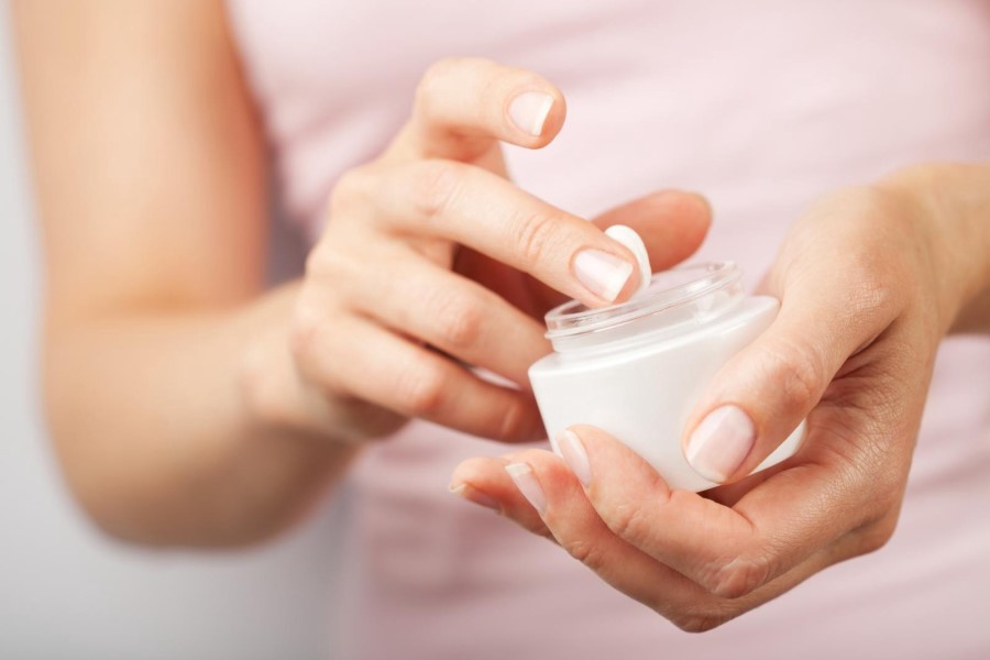 Sử dụng kem bôi cũng là cách điều trị mụn ở tai hiệu quả