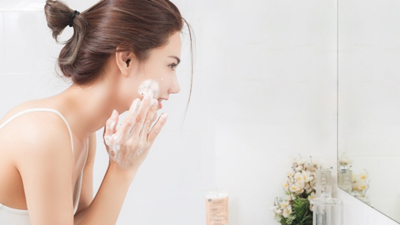 Rửa mặt sạch đóng vai trò quan trọng trong việc skincare cho da mụn
