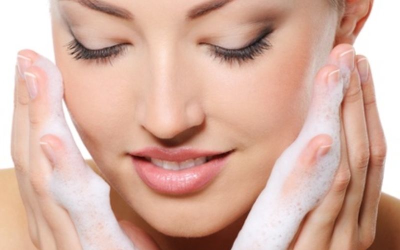 Làm sạch da hai lần một ngày bằng sữa rửa mặt phù hợp giúp giảm mụn