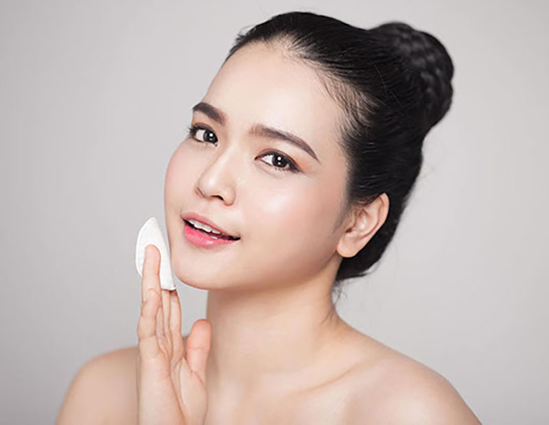 Việc sử dụng tẩy trang cho da mụn cũng nên được chú ý