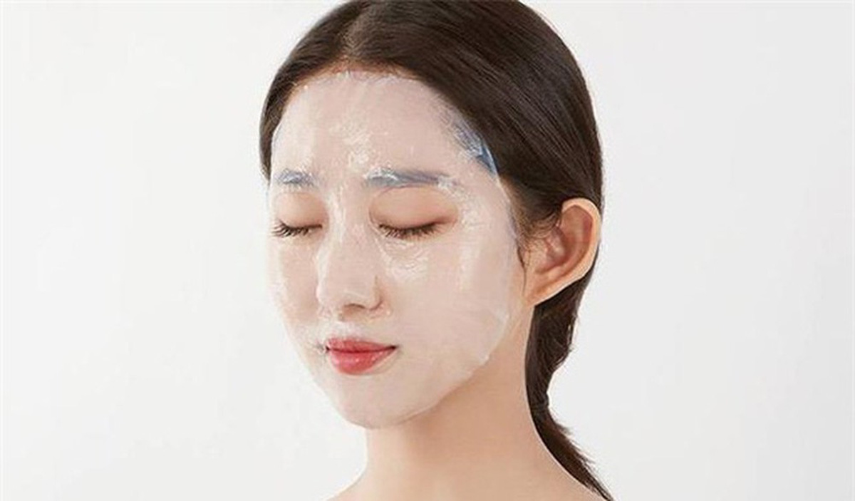 Đắp mặt nạ để lấy lại độ ẩm sau tẩy tế bào chết cho da