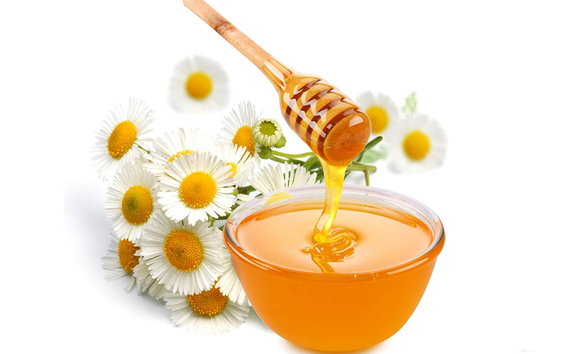 Mật ong còn có công dụng làm cho mụn se lại và giúp da mặt phục hồi sau khi lành lại.