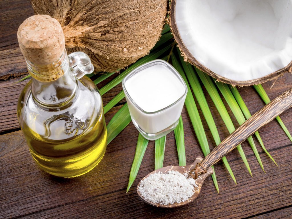 Thoa trực tiếp dầu dừa nguyên chất lên da để trị nám và thâm da