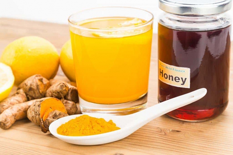 Uống tinh bột nghệ làm đẹp da kết hợp với mật ong